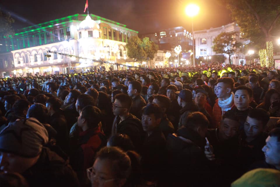 Nhiều giờ trước giao thừa, người dân ùn ùn đổ về trung tâm Hà Nội, TP.HCM - 5