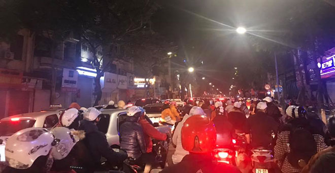 Nhiều giờ trước giao thừa, người dân ùn ùn đổ về trung tâm Hà Nội, TP.HCM - 4