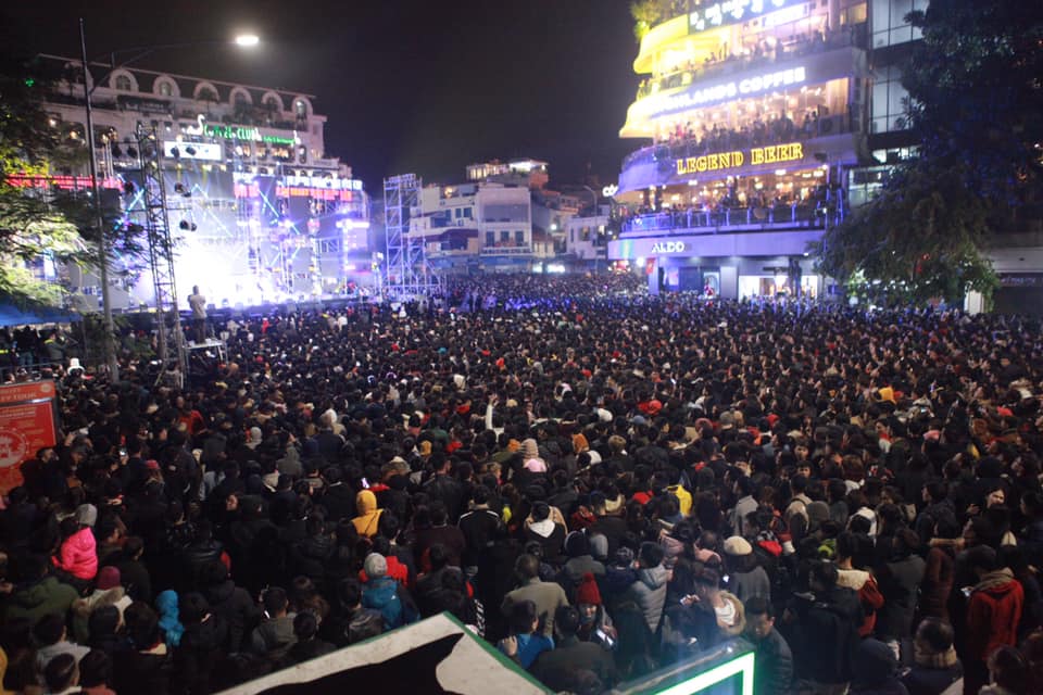 Nhiều giờ trước giao thừa, người dân ùn ùn đổ về trung tâm Hà Nội, TP.HCM - 2