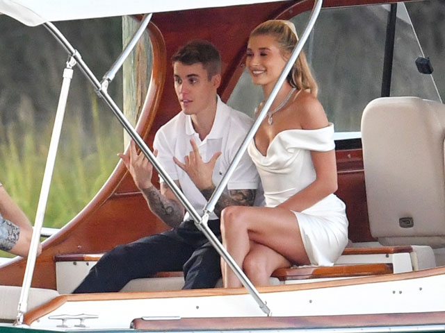 Vợ người mẫu của Justin Bieber lựa chọn váy cưới ngắn