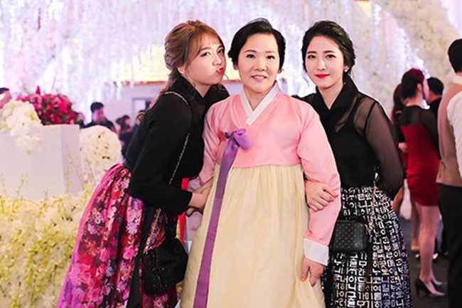Hari Won có hai cô em gái thuộc thế hệ 9X vô cùng xinh đẹp. Cả hai lần đầu tiên lộ diện trước truyền thông vào đám cưới của chị gái với Trấn Thành vào cuối năm 2016. Nhan sắc hai em gái ruột bà xã Trấn Thành từng khiến nhiều người xuýt xoa vì quá xinh đẹp. Trong ảnh là mẹ ruột Hari Won cùng hai em gái là Rudya Yoo (bên trái) và Maria Yoo.