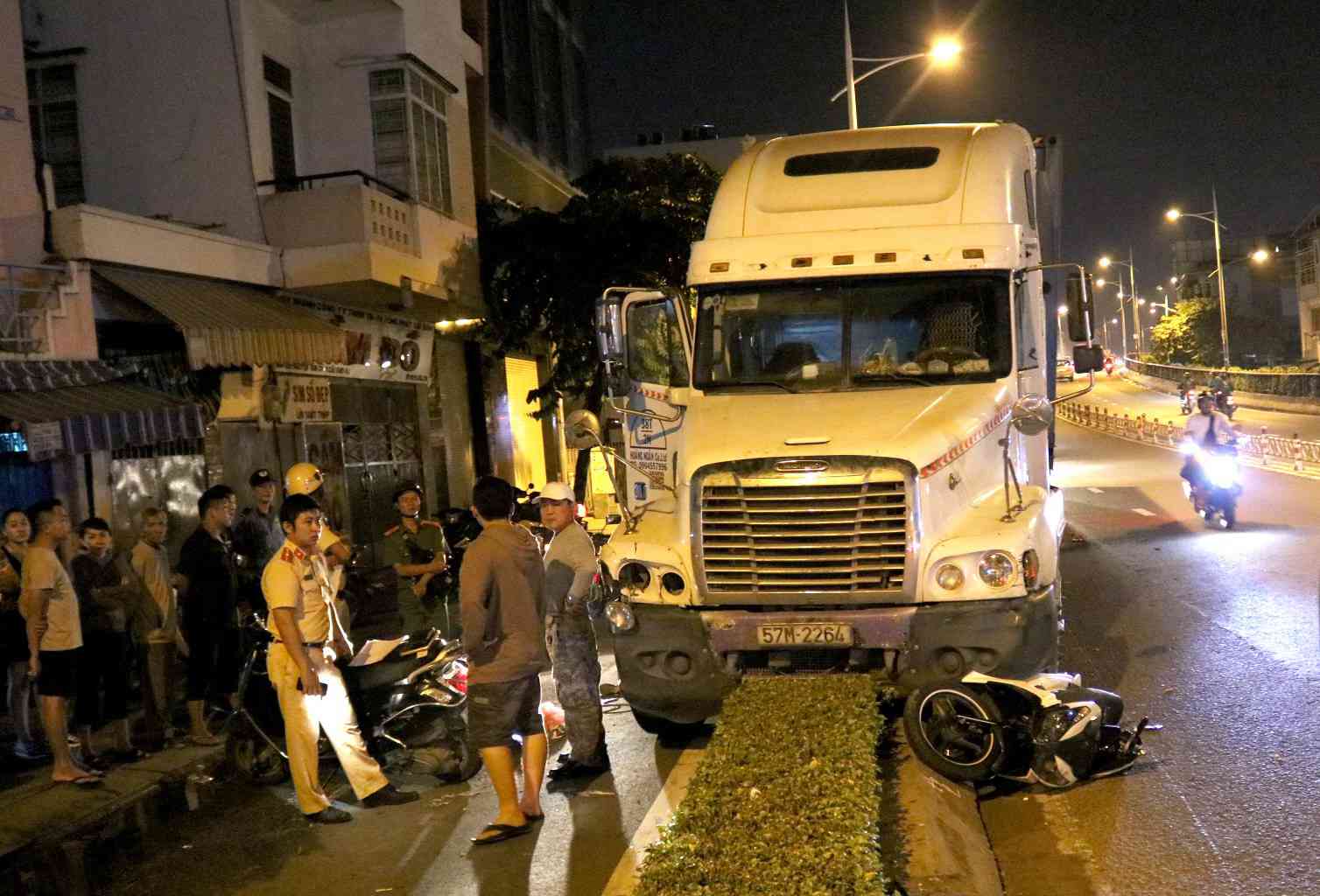 Video: Bàng hoàng xe container tông văng 2 xe máy ở trung tâm TP.HCM - 1