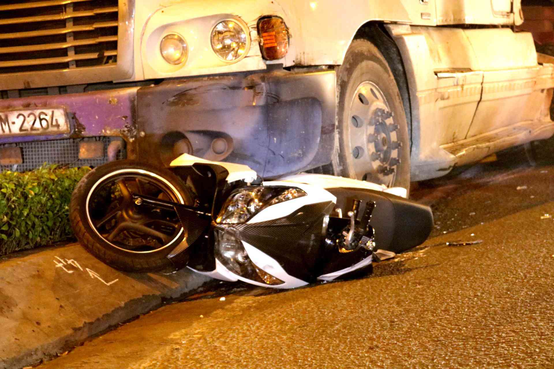 Video: Bàng hoàng xe container tông văng 2 xe máy ở trung tâm TP.HCM - 2