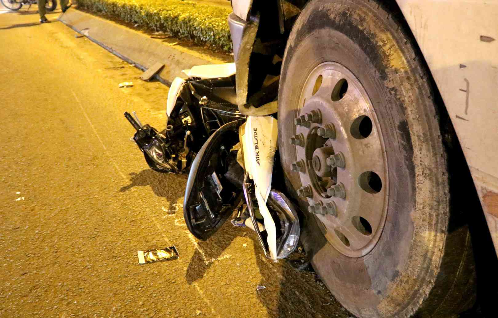 Video: Bàng hoàng xe container tông văng 2 xe máy ở trung tâm TP.HCM - 3