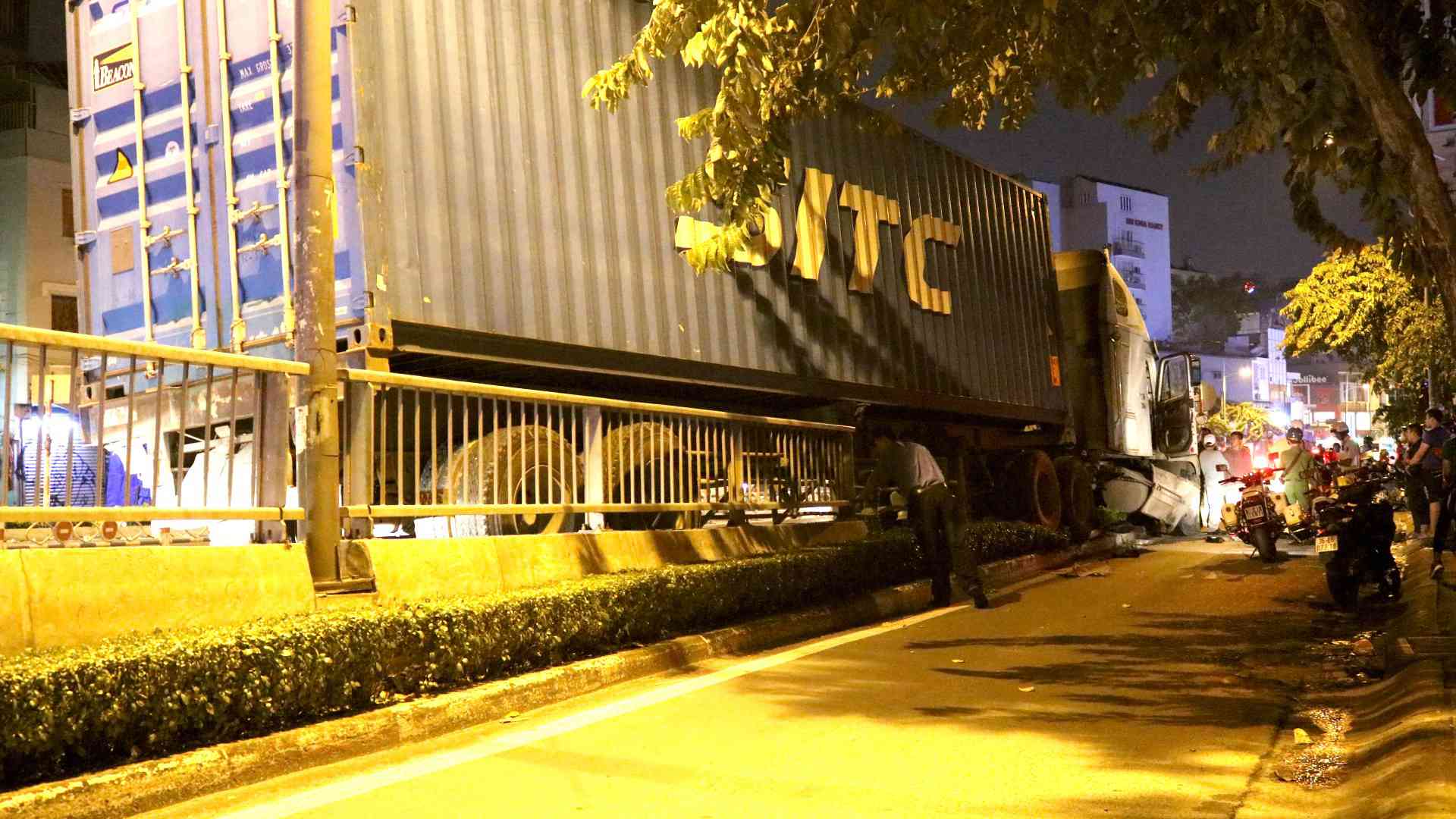 Video: Bàng hoàng xe container tông văng 2 xe máy ở trung tâm TP.HCM - 4