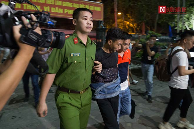 Vụ sát hại tài xế Grab: Cận cảnh áp giải 2 đối tượng về Hà Nội - 3