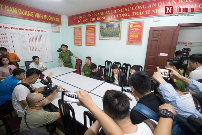 Vụ sát hại tài xế Grab: Cận cảnh áp giải 2 đối tượng về Hà Nội - 6