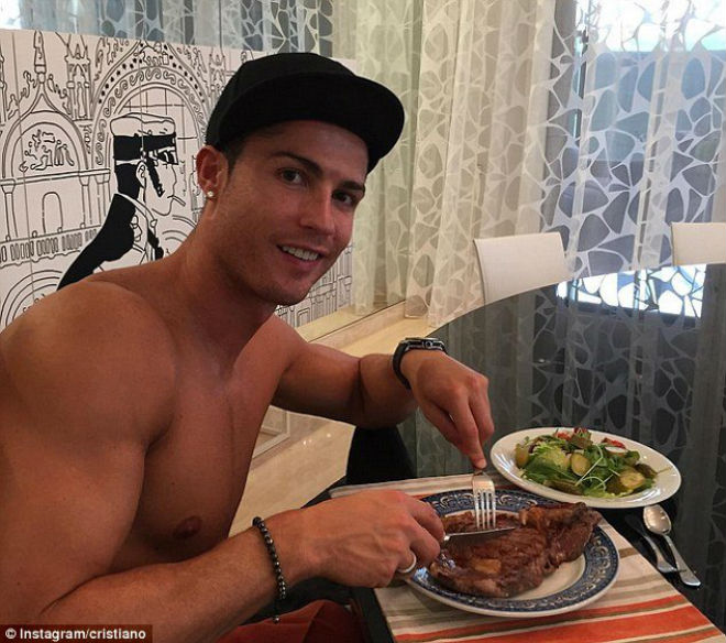 Ronaldo "hành hạ" vợ đẹp sắp cưới: Ăn uống kham khổ, ngủ cũng ko yên - 3
