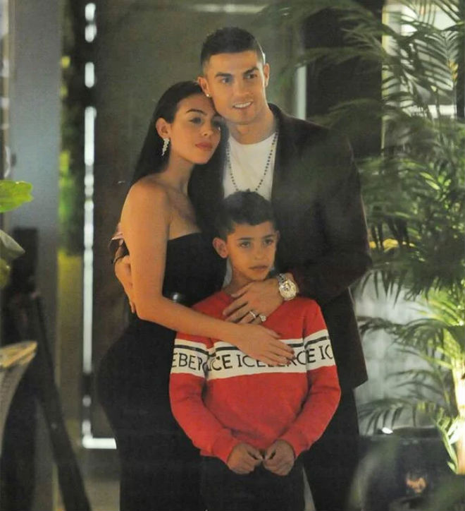 Ronaldo "hành hạ" vợ đẹp sắp cưới: Ăn uống kham khổ, ngủ cũng ko yên - 2