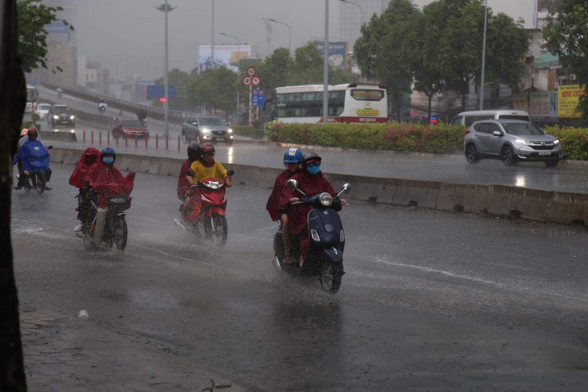 Đợt mưa dông đang “cứu vãn” không khí ở miền Bắc kéo dài đến khi nào? - 1