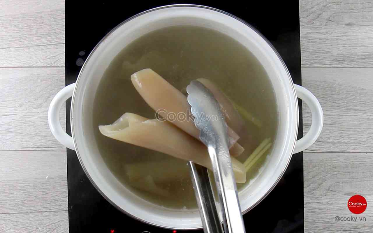 Xuýt xoa với món bì heo chiên giòn sốt mắm Thái thơm phức, ngon nức nở - 1