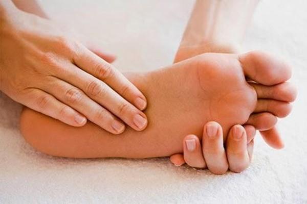 Dấu hiệu từ bàn chân cảnh báo bạn có thể đang mang "trọng bệnh" - 6