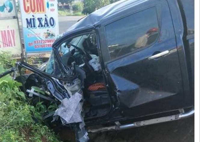 Xe khách đi sai phần đường tông "bay" ô tô bán tải - 2