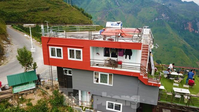 Panorama Mã Pì Lèng vẫn chật cứng khách trong 'tâm bão' - 3