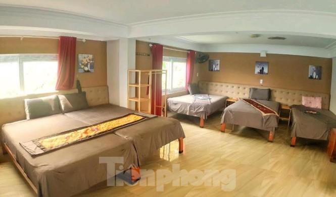 Panorama Mã Pì Lèng vẫn chật cứng khách trong 'tâm bão' - 2