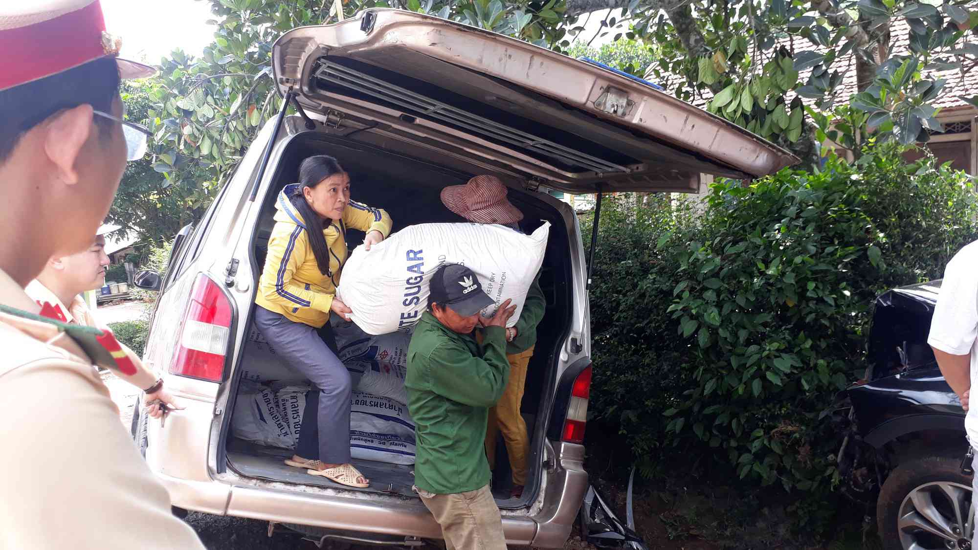 Tai nạn liên hoàn giữa 3 xe ôtô và một xe container, khiến 3 người bị thương - 2