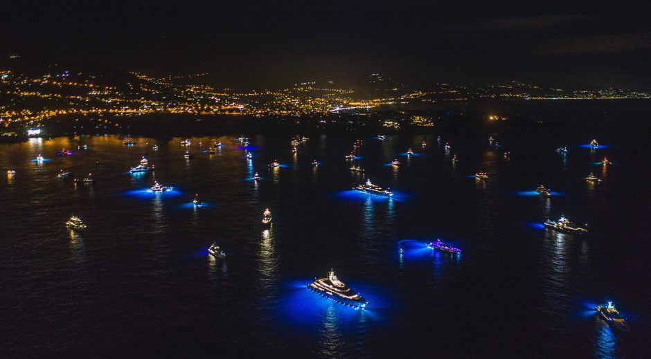 Hàng chục siêu du thuyền soi sáng rực vùng biển “sân chơi của tỷ phú” ở Monaco - 1