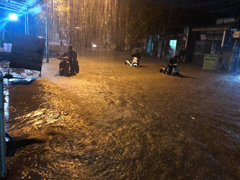 CLIP: Đường ngập sâu, người dân vừa quay video vừa liên tục kêu khổ - 2