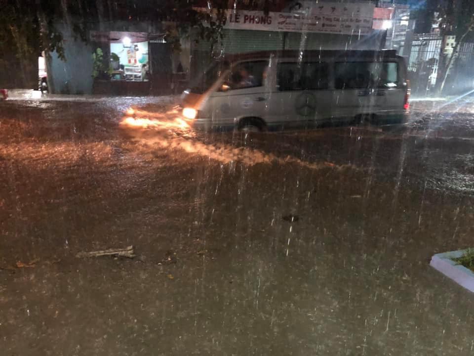 CLIP: Đường ngập sâu, người dân vừa quay video vừa liên tục kêu khổ - 3