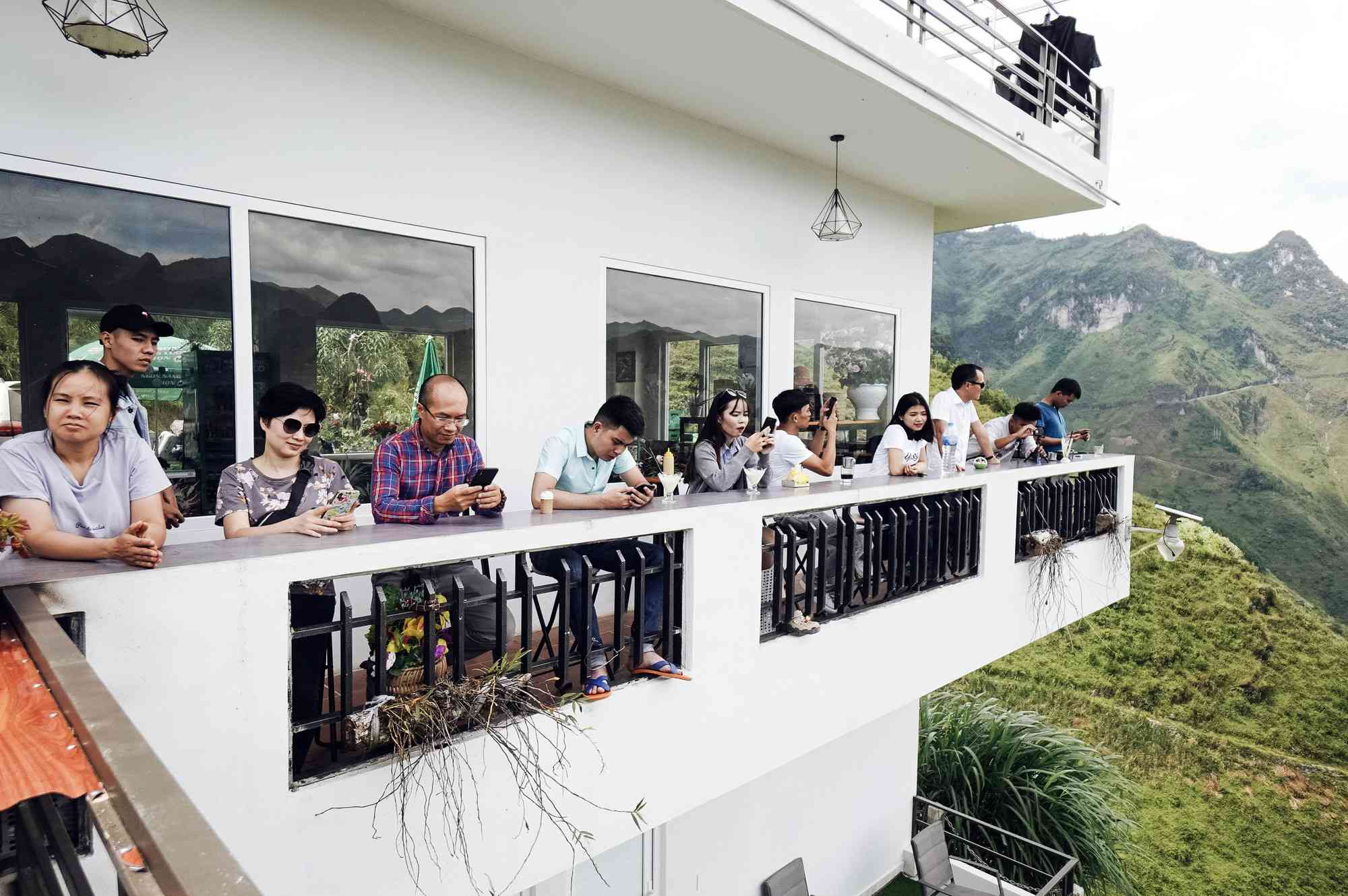 4 sở cùng họp, thống nhất phương án xử lý công trình Panorama trên đèo Mã Pí Lèng - 1