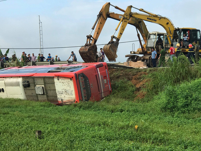 Đập cứu kính, giải cứu hơn 20 người trong xe khách nằm dưới ruộng - 1