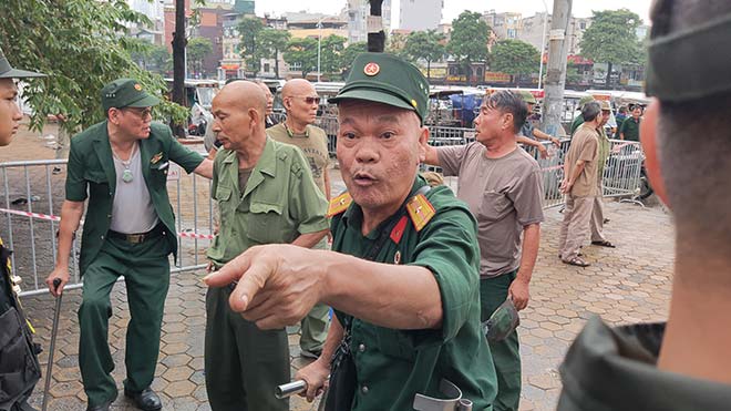 Thương binh trèo cổng VFF đòi mua vé ĐT Việt Nam đấu Malaysia - 2