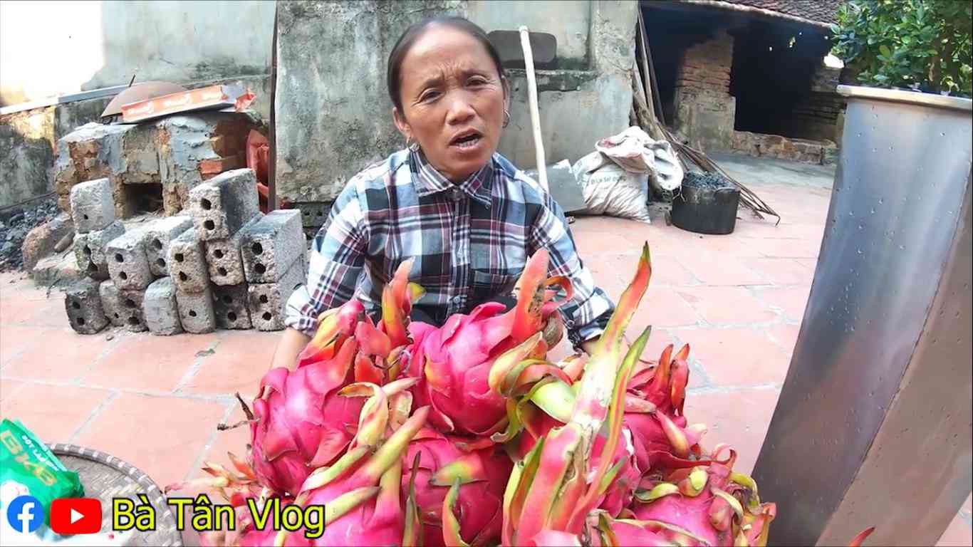 Bà Tân Vlog tung clip làm kem thanh long khổng lồ, dân mạng yêu cầu điều trái khoáy