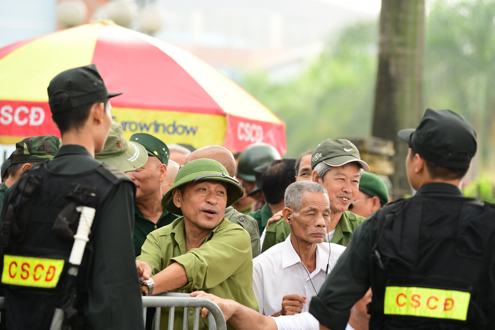 Nhiều người tự xưng thương binh phản ứng dữ dội trước cổng VFF vì... không mua được vé - 1