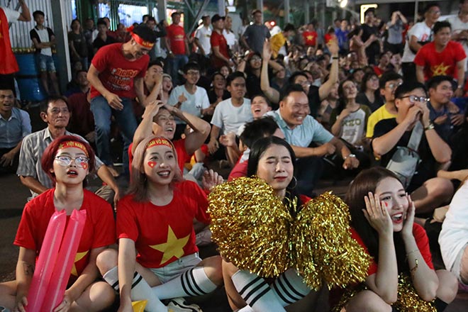 Ngất ngây vì Quang Hải, fan nữ xinh tại TP.HCM vẫn tiếc điều gì ở ĐT Việt Nam? - 12