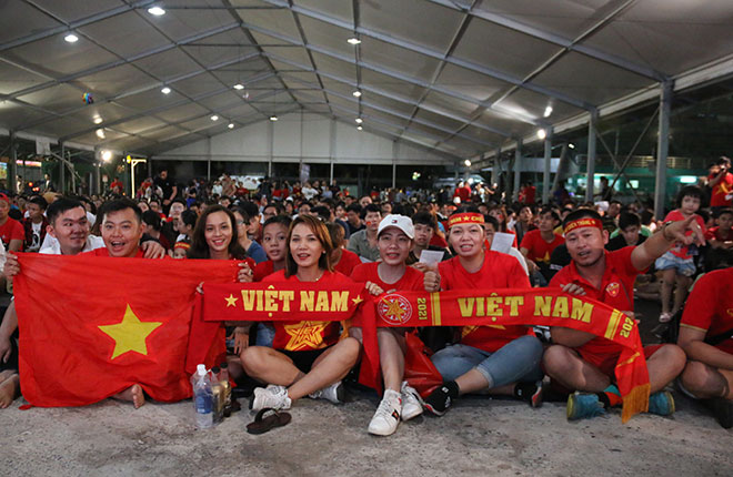 Ngất ngây vì Quang Hải, fan nữ xinh tại TP.HCM vẫn tiếc điều gì ở ĐT Việt Nam? - 2