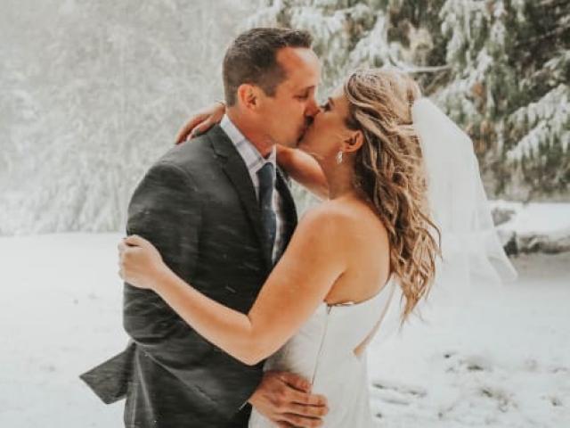 Cô dâu chú rể hứng bão tuyết trong ngày cưới, nhiếp ảnh gia nhanh trí “phù phép” thành bộ ảnh cưới có một không hai