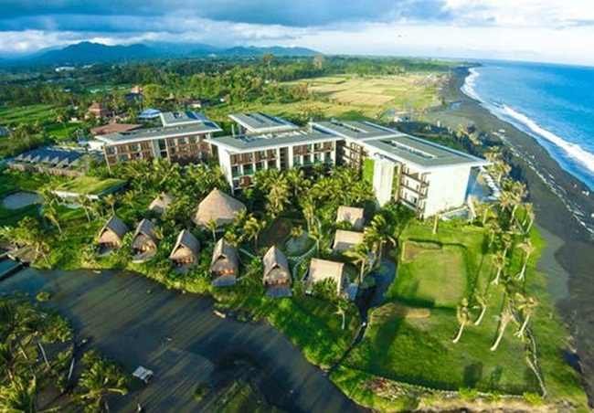 Khu resort này nằm ở bờ biển phía Đông của Bali. Resort nằm dưới những tán cây xanh mát, dọc theo biển có làn nước trong xanh. 