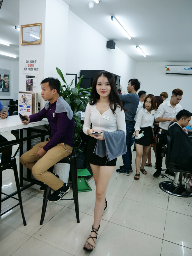 Lý do đông nghịt khách của 30Shine là gi  Đến cắt tóc hay MASSAGE    Saigon Travel  YouTube