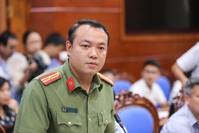 Công an triệu tập một số người nghi đổ dầu thải xuống nguồn nước sông Đà - 1