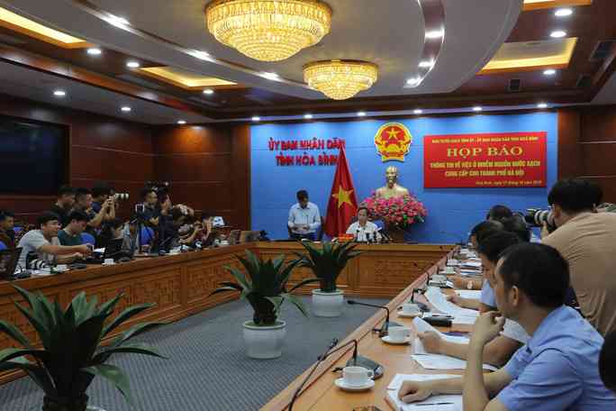 Công an triệu tập một số người nghi đổ dầu thải xuống nguồn nước sông Đà - 2