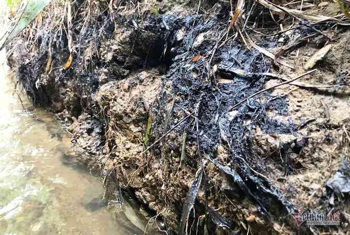 Công an triệu tập một số người nghi đổ dầu thải xuống nguồn nước sông Đà - 3