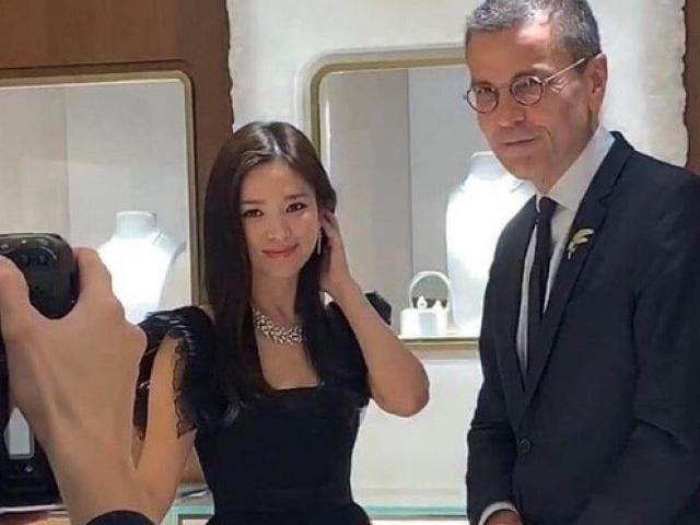 Song Hye Kyo đáp trả cao tay trước chỉ trích "ham tiền", "vô tâm" 13 Song Hye Kyo gây tranh cãi, không hủy lịch trình vì vụ tự sát của Sulli