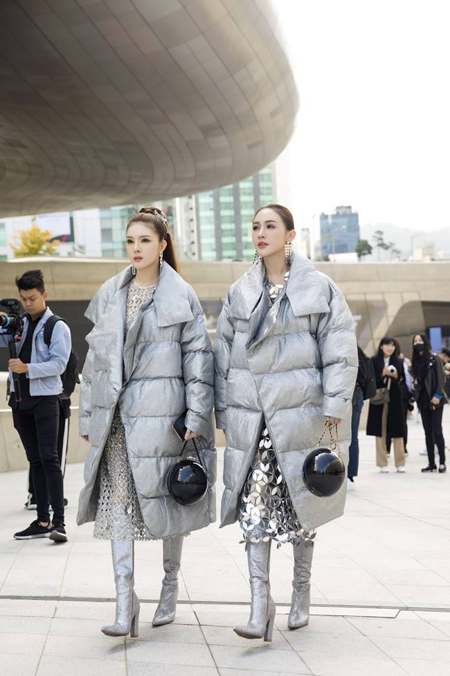 Mặc đồ như sinh đôi tại Seoul fashion week, Kelly và Lily Luta lên Vogue - 1