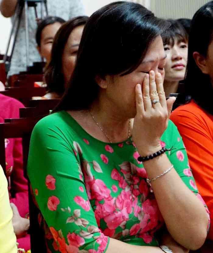 Nữ nhân viên môi trường kể với chủ tịch tỉnh việc bị xua chó cắn - 1