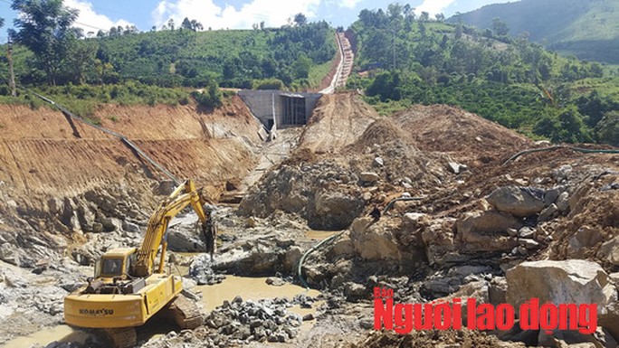 Xe thi công thủy điện đứt thắng làm 2 người chết, 1 bị thương - 1