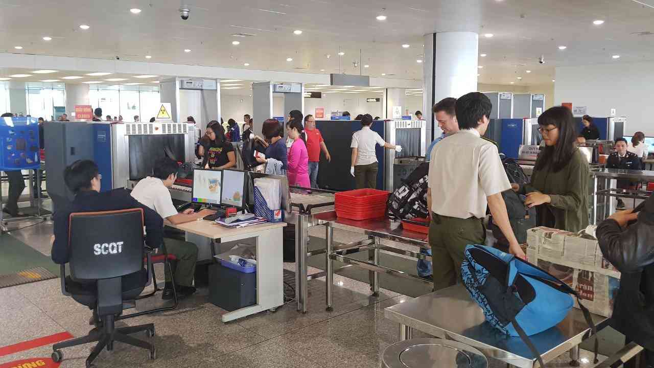 Nhân viên sân bay trộm đồng hồ hiệu ngay tại điểm soi chiếu an ninh - 1