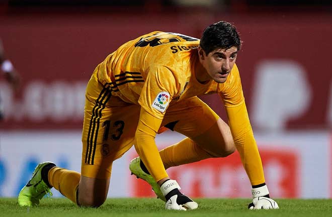 Courtois bắt siêu tệ cho Real Madrid: Thủng lưới nhiều hơn cứu thua, Zidane nổi cáu - 1