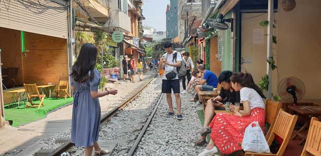 Xóm &#34;cà phê đường tàu&#34; xin dựng barie, lắp camera giám sát phạt nguội - 1