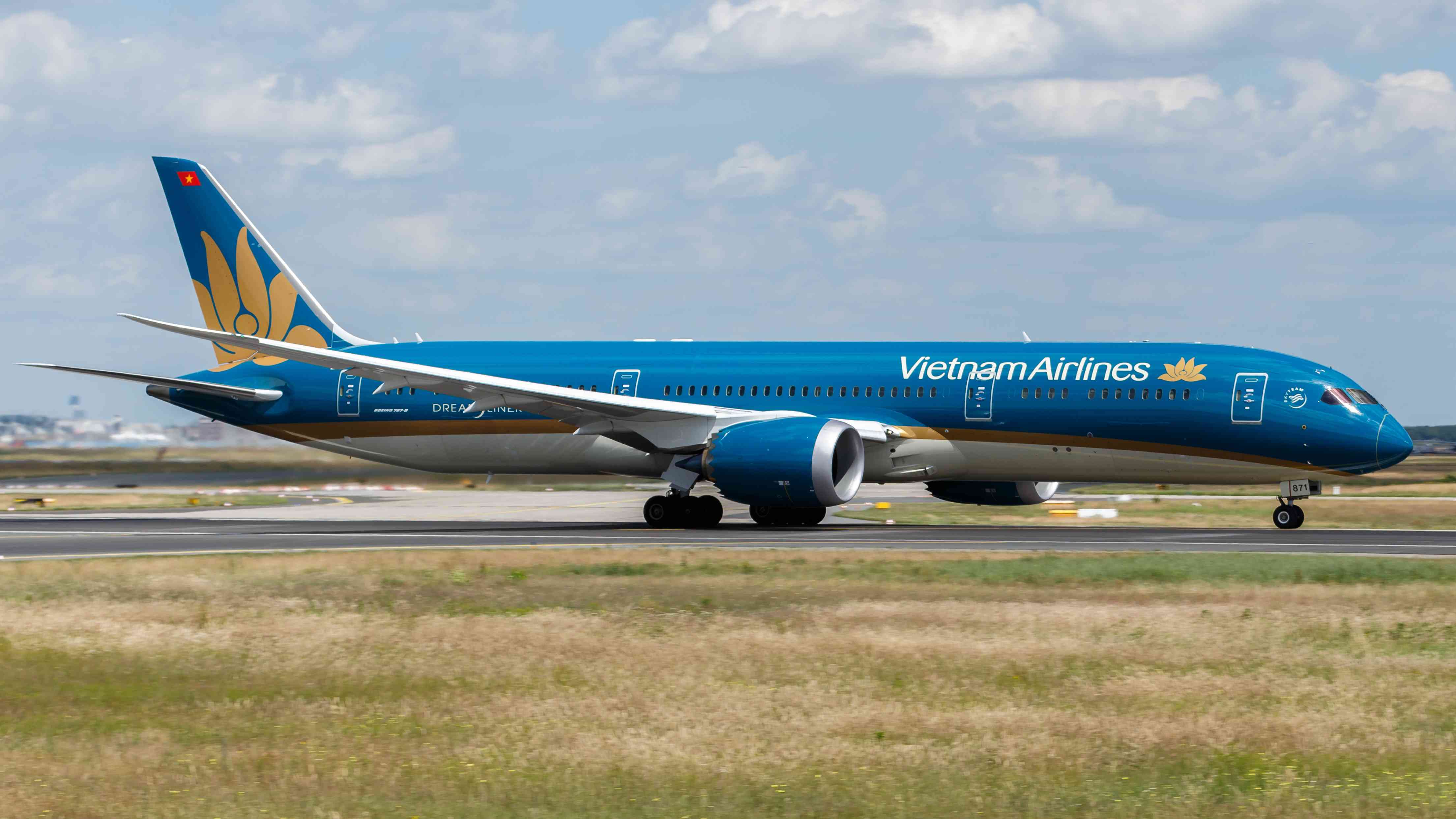 Boeing 787-9 của Vietnam Airlines bị ống lồng đâm hỏng tại sân bay Nga - 1