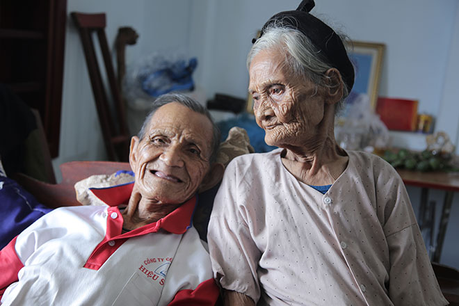 Cặp vợ chồng 90 tuổi làm đơn xin ra khỏi hộ nghèo - 1