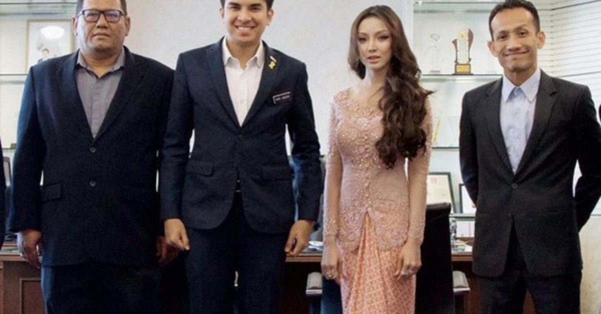 Người đẹp bí ẩn đứng cạnh bộ trưởng trẻ nhất Malaysia là ai? - 1
