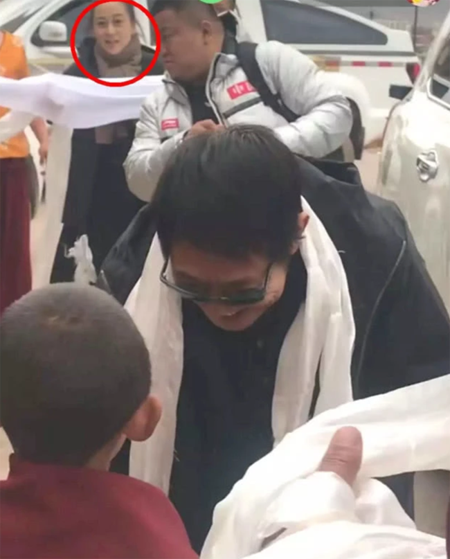 Thời gian gần đây, sức khỏe của Lý Liên Kiệt đã ít nhiều được cải thiện. Trong bức ảnh đi từ thiện Tây Tạng, Lý Liên Kiệt để lộ mái tóc khá dầy, tín hiệu sức khỏe đáng mừng.