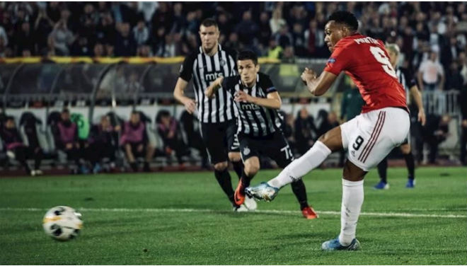 MU thắng vẫn bị chê: Huyền thoại tiến cử mua Ozil và 2 SAO cứu tinh - 1