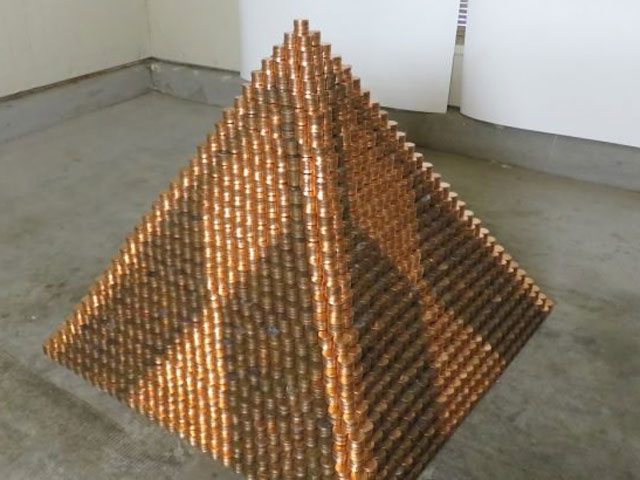 Kim tự tháp bằng tiền xu lớn nhất thế giới trị giá hơn 230 triệu đồng sắp &#34;ra lò&#34; - 1