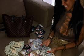 Gieo giấc mơ đổi đời, hotgirl nóng bỏng ép các cô gái dự tiệc sex trên du thuyền - 2